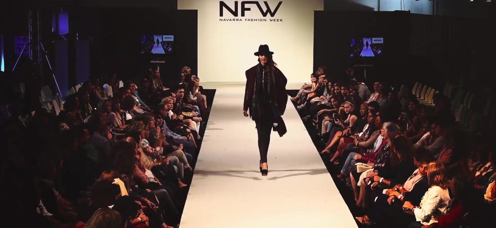 Modelo desfilando en la pasarela de Navarra Fashion Week