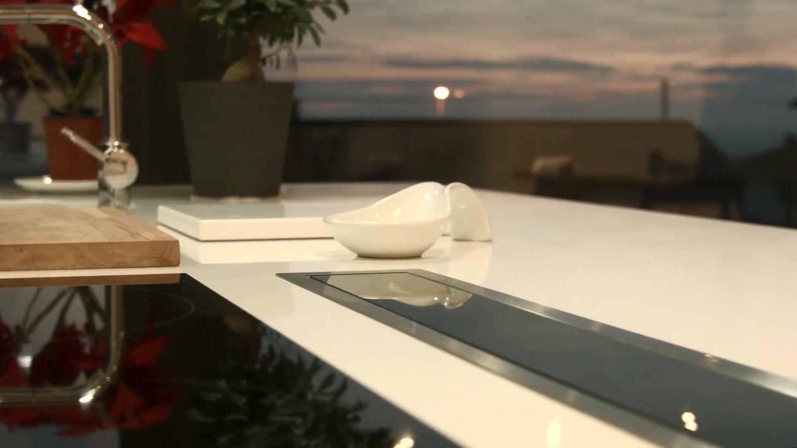 Cocina de diseño al atardecer